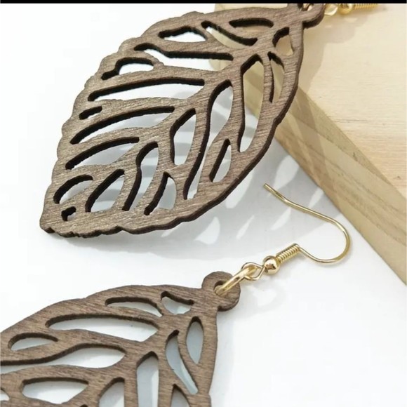Brown Wood leaf stencil earrings - Picture 3 of 4